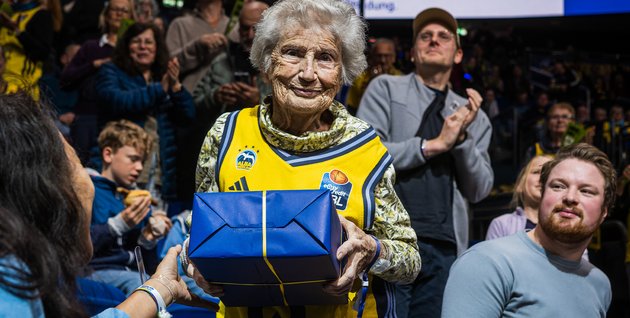 Älteste Dauerkarteninhaberin: Anneliese Kupke feiert 102. Geburtstag