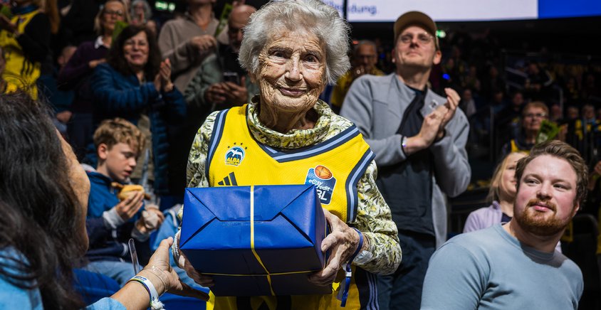 Älteste Dauerkarteninhaberin: Anneliese Kupke feiert 102. Geburtstag