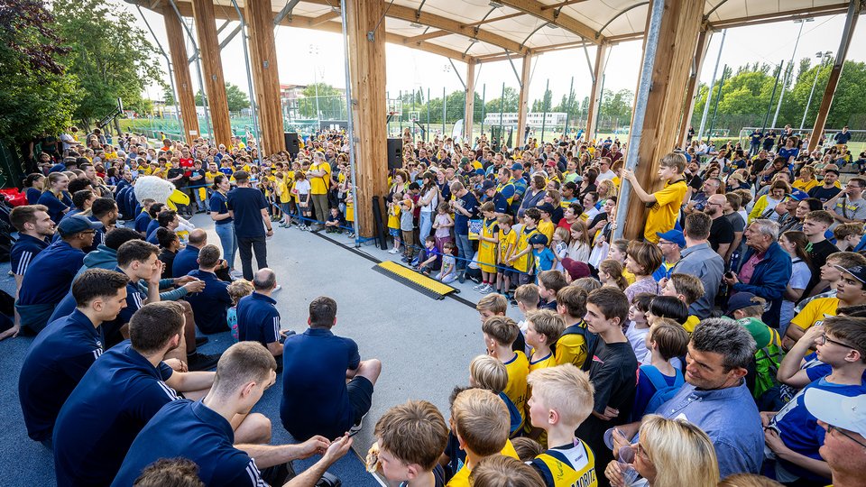 Gemeinsamer Abschluss im Jahn-Sportpark: Team und Fans verabschieden die ALBA-Saison 2023/24