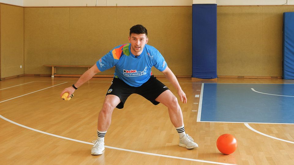 Handwechsel hinter dem Rücken | Hometutorials mit der Basketball Academy by kinder Joy of Moving