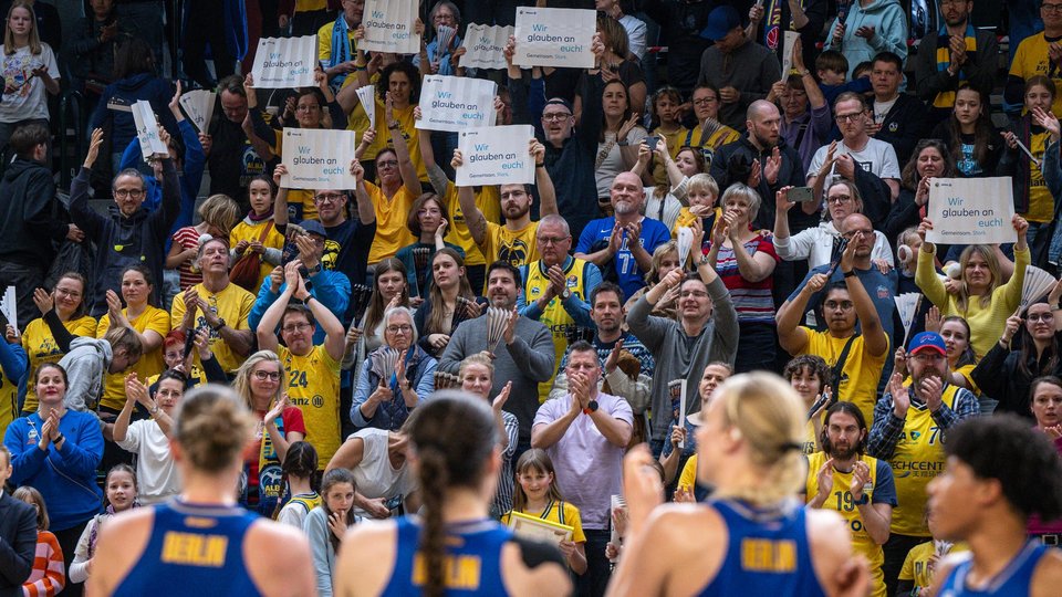 ALBAs Heimserie reißt vor ausverkaufter Sömmeringhalle: Keltern gewinnt Spiel zwei der Finalserie