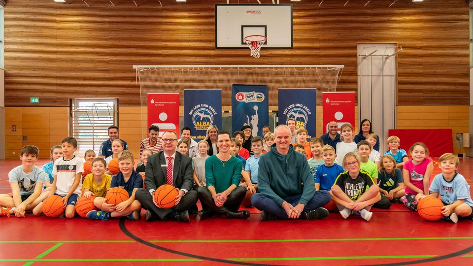Ganz großer Sport in Brandenburg: ALBA BERLIN und Mittelbrandenburgische Sparkasse verlängern Partnerschaft