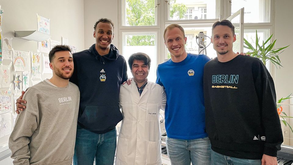 Nasen und Ohren in Richtung Playoffs: Erfolgreicher Team-Gesundheitscheck bei ALBA-Arzt Prof. Göktas