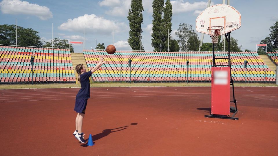Wurf vom Elbow | Outdoor-Tutorials mit der Basketball Academy by kinder Joy of Moving