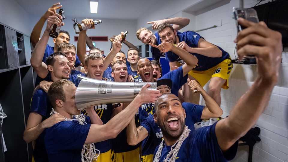 Siegerehrung, Netze abschneiden, Kabinenparty: ein meisterhafter Tag für ALBA BERLIN
