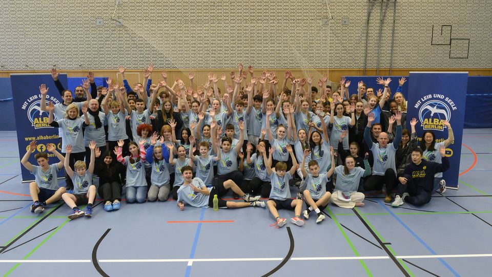 Körbewerfen, Kalligrafie und Kochkurs: „Basketball baut Brücken“ startet ins neue Jahr  