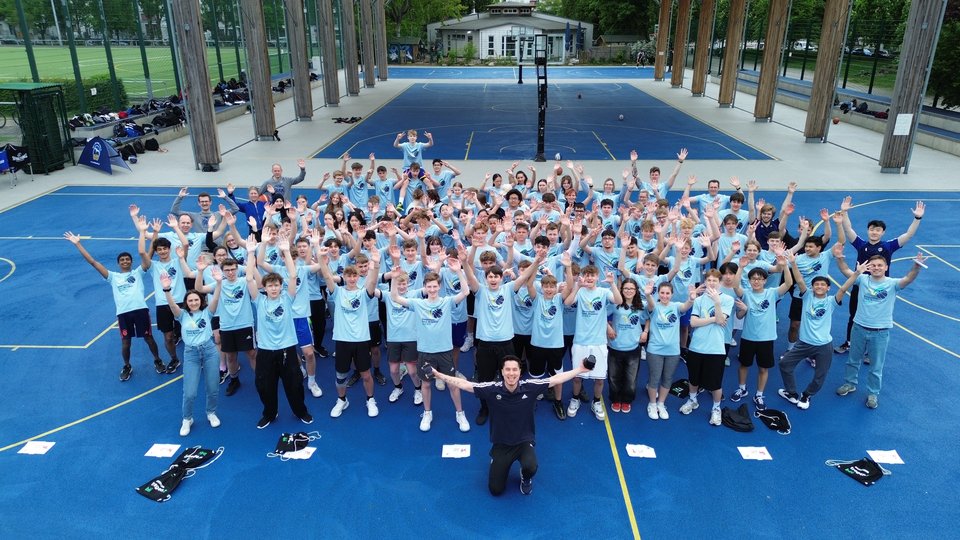 Krönendes Schuljahresende bei Basketball baut Brücken