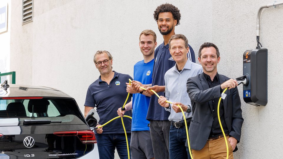 Gemeinsam für saubere Luft: ALBA BERLIN und BEA stärken umweltfreundliche Mobilität