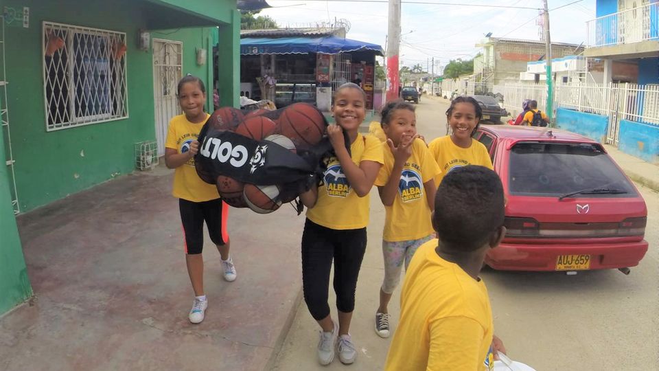 Von unserem Frauenteam nach Kolumbien: Warum Kinder in Cartagena ihre ALBA-Shirts lieben