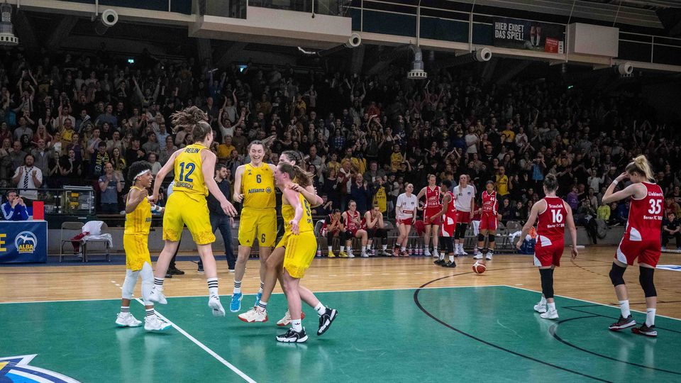 Sensation in der ausverkauften Sömmeringhalle: ALBAs Aufsteigerinnen nach Comeback und Buzzer-Beater im Halbfinale