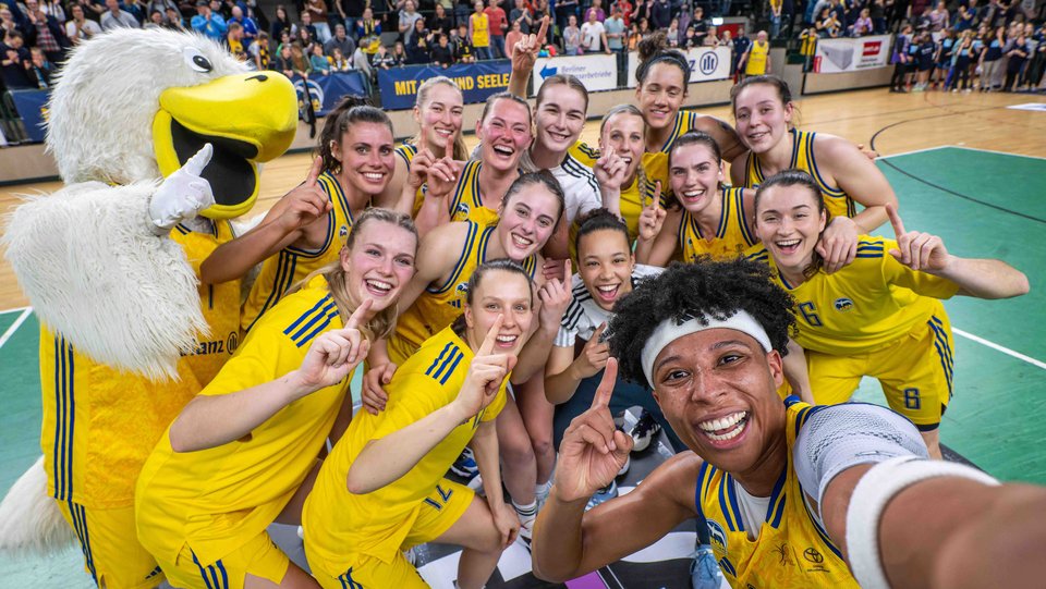 Hauptrundenchamps! ALBA holt sich vor 2400 Fans in der ausverkauften Sömmeringhalle Platz eins gegen Keltern