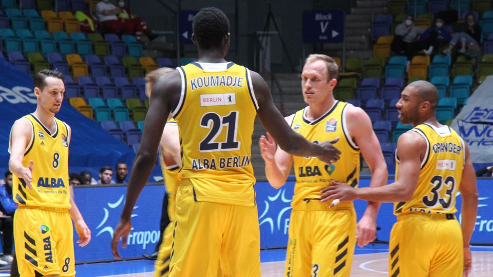 ALBA siegt mit 94:60 in Frankfurt / Koumadje-Debüt mit drei Blocks