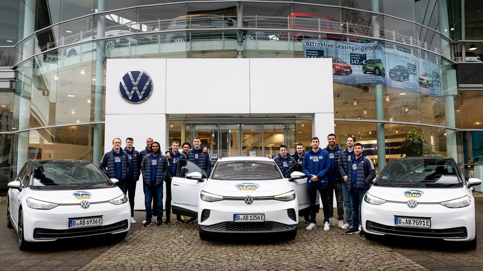 Fuhrpark der Albatrosse jetzt klimaneutral: Mit elektrischen Volkswagen ID.3 und ID.4 ins neue Jahr
