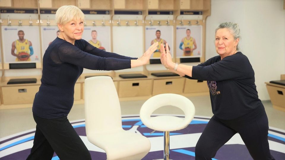 Kräftige Beine und Füße: Dritte YouTube-Folge von „Sport macht Spaß“ für Senior*innen erschienen