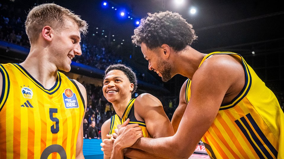Siegesserie hält: ALBA schlägt Frankfurt in der Max-Schmeling-Halle