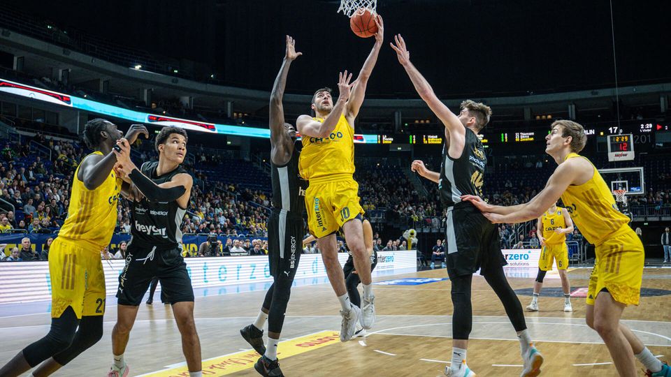 ALBA verteidigt Tabellenspitze in engem Match gegen Braunschweig