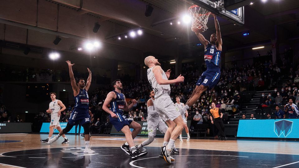 Erfolgreicher Start ins neue Jahr: ALBA gewinnt hart umkämpftes Spiel in Hamburg