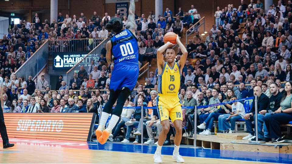 Mehr Glück als Verstand: ALBA zittert sich in Crailsheim ins Pokal-Viertelfinale
