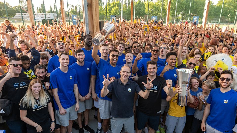 Saisonabschluss auf dem Freiplatz: Mehr als 500 Fans bejubelten die ALBA-Teams