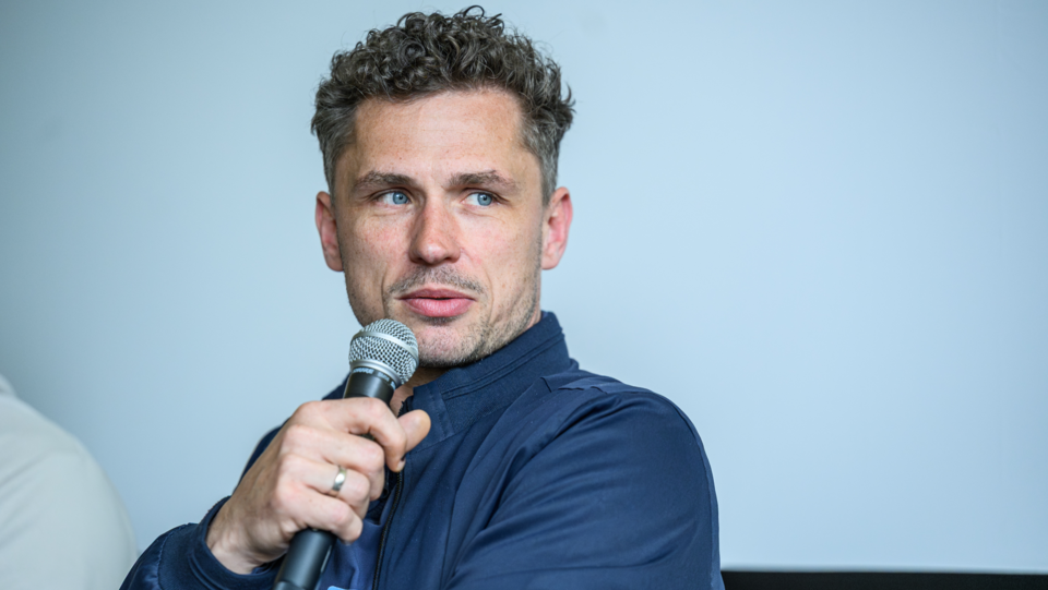 „Die positive Resonanz, die wir oft aufs Bewegungsband erleben, entsteht auch deshalb, weil wir davon berichten können, wie wir damit arbeiten.“: Philipp Hickethier im Interview über das Bewegungsband