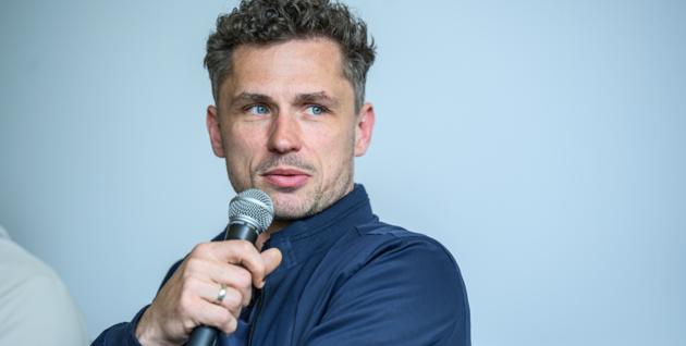 „Die positive Resonanz, die wir oft aufs Bewegungsband erleben, entsteht auch deshalb, weil wir davon berichten können, wie wir damit arbeiten.“: Philipp Hickethier im Interview über das Bewegungsband