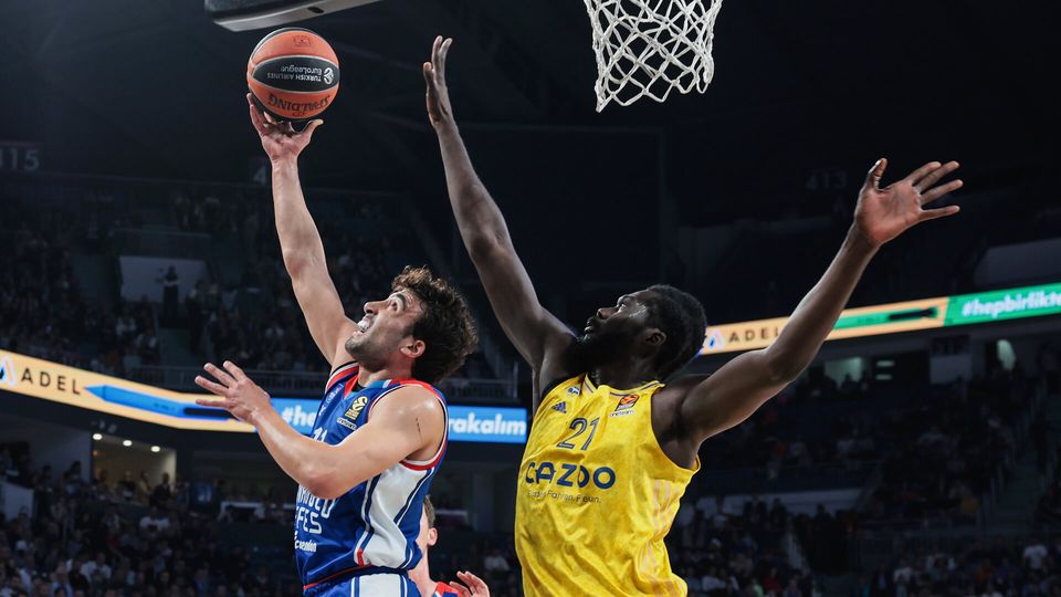 ALBA verliert knapp bei Titelverteidiger Efes / Koumadje mit neuer Block-Bestmarke