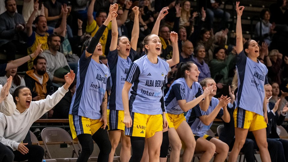 Historischer Abend in der Sömmeringhalle: ALBAs Meisterinnen schlagen Ramla und gewinnen erstmals international