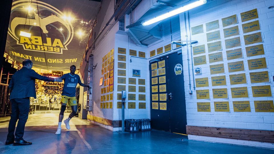 Gelbe Seiten vor der ALBA-Kabine: Eure Nachricht ans Team zum Playoff-Halbfinale