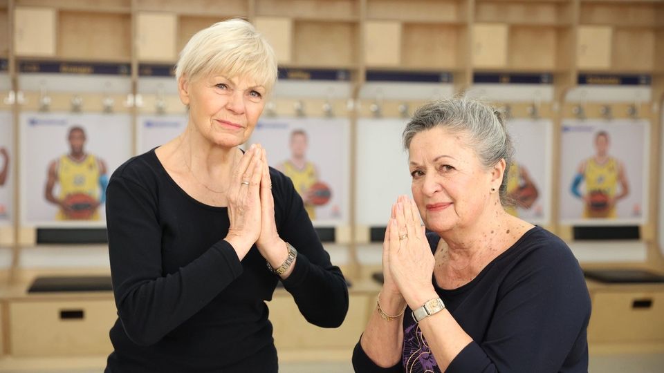 „Sport macht Spaß“-Reihe für Senior*innen schließt mit Yoga-Einheit im Sitzen ab