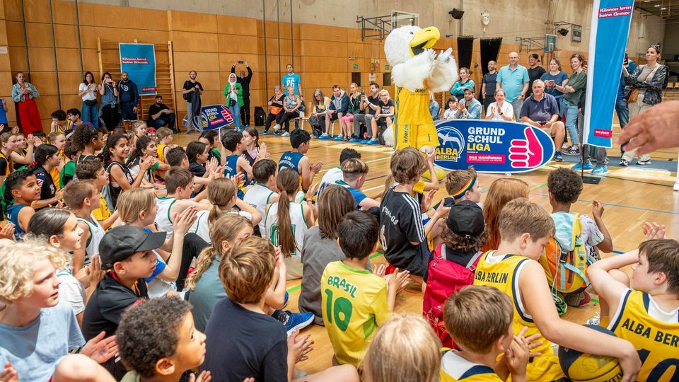 Im Zeichen von Fairness und Teamgeist: 1700 Kinder feiern ALBAs Grundschulliga-Finals in der MSH