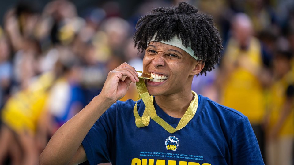 Team komplett: Auch Finals-MVP Deeshyra Thomas bleibt bei ALBA und unterschreibt bis 2026