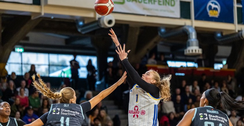 ALBA holt gegen Saarlouis souverän den ersten Heimsieg