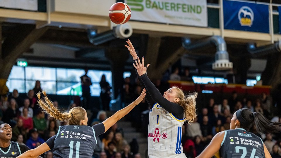 ALBA holt gegen Saarlouis souverän den ersten Heimsieg