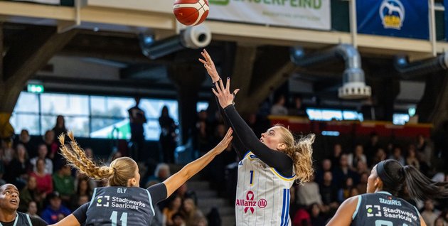 ALBA holt gegen Saarlouis souverän den ersten Heimsieg