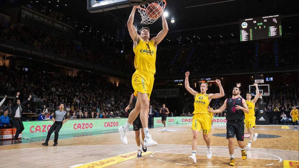 In der ausverkauften Max-Schmeling-Halle: ALBA erkämpft sich gegen Bonn die Tabellenspitze