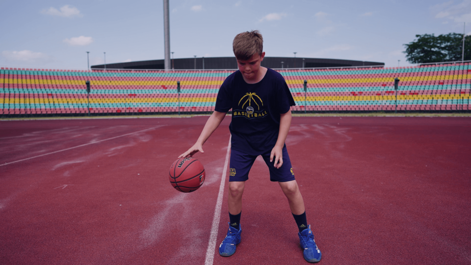 Liniendribbling | Outdoor-Tutorials mit der Basketball Academy by kinder Joy of Moving