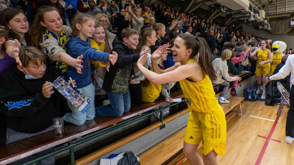 Die Kapitänin bleibt: Lena Gohlisch verlängert bei ALBA BERLIN