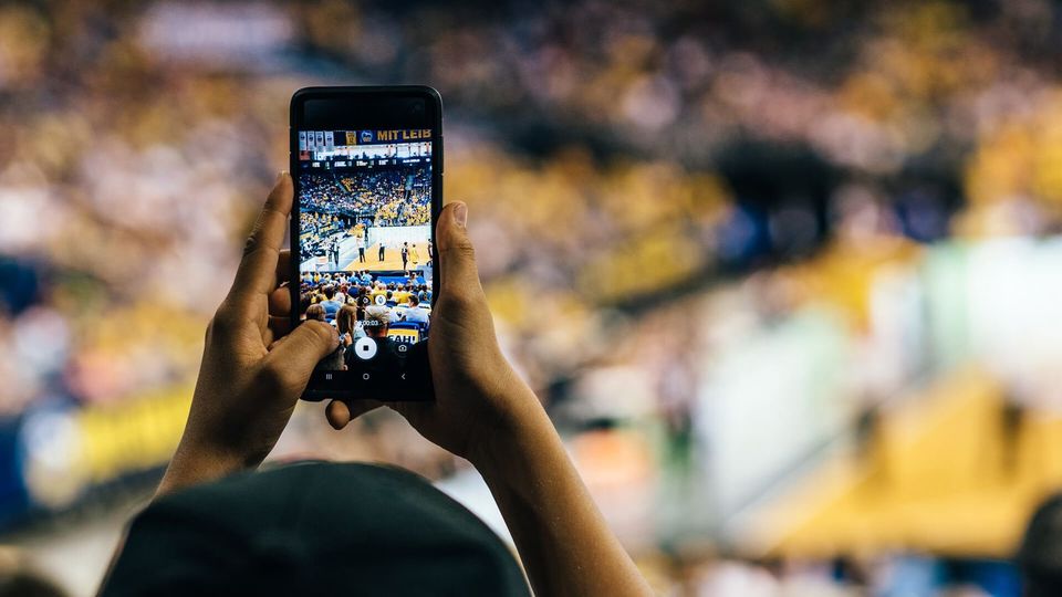 STELLENAUSSCHREIBUNG: REDAKTEUR SOCIAL MEDIA (M/D/W) BEI ALBA BERLIN