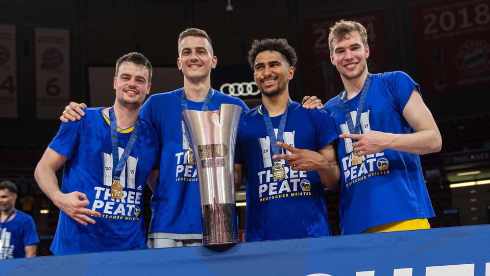 Jetzt bestellen: Das THREEPEAT-Siegershirt ab sofort im Shop