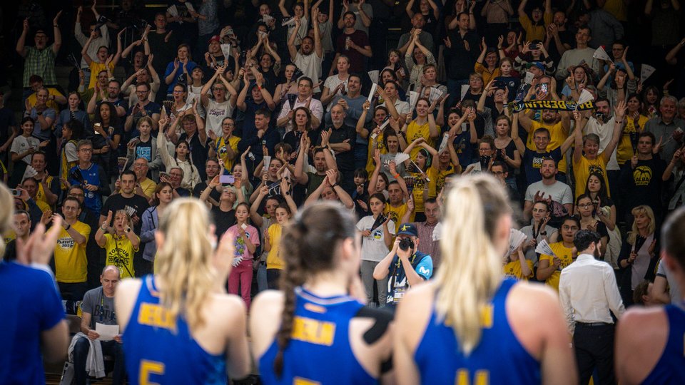 1888 Fans in der Sömmeringhalle pushen ALBA zum zweiten Halbfinalsieg gegen den MBC