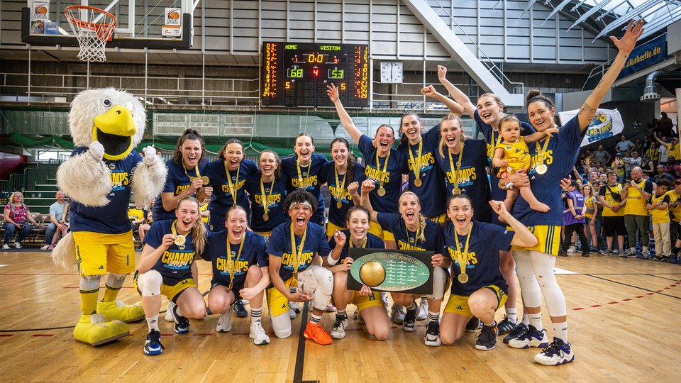 DEUTSCHE MEISTERINNEN! ALBAs Frauen schreiben in der ausverkauften Sömmeringhalle mit dem ersten DBBL-Titel Geschichte