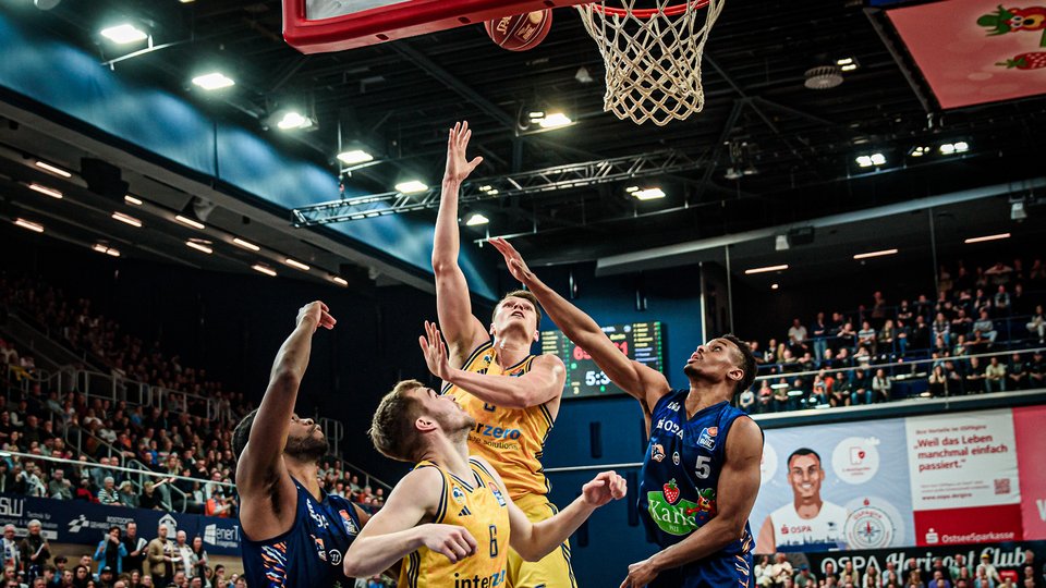 Sieg in der Crunchtime: ALBA gewinnt mit 76:75 in Rostock