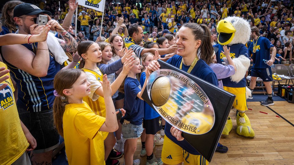 Heimpremiere mit Banner und Trophäe: ALBAs Meisterinnen starten am Sonntag gegen Göttingen festlich in die neue Saison 