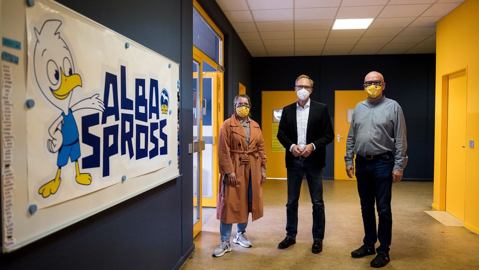 Gelb und Blau: Warum das Horthaus der Albert-Gutzmann-Schule nun in ALBAs Vereinsfarben leuchtet 