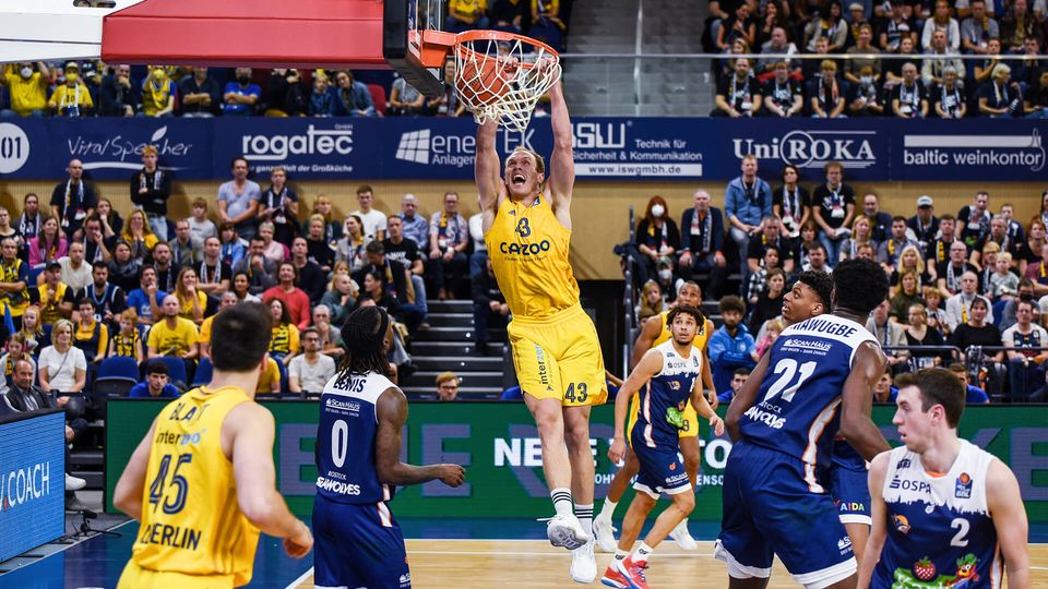 ALBA gewinnt beim ungeschlagenen Aufsteiger Rostock und erhöht auf 5:0 in der easyCredit BBL