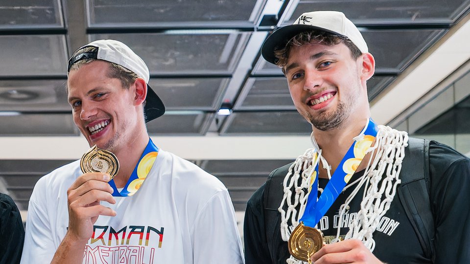 Vor Spiel 5: Autogrammstunde und Buchverkauf mit Franz und Moritz Wagner