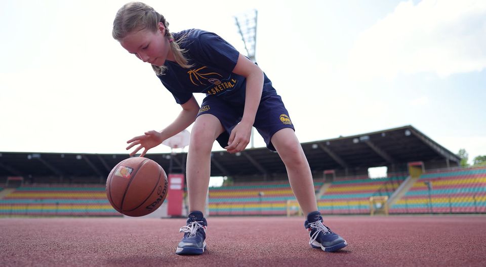 Achten dribbeln | Outdoor-Tutorials mit der Basketball Academy by kinder Joy of Moving