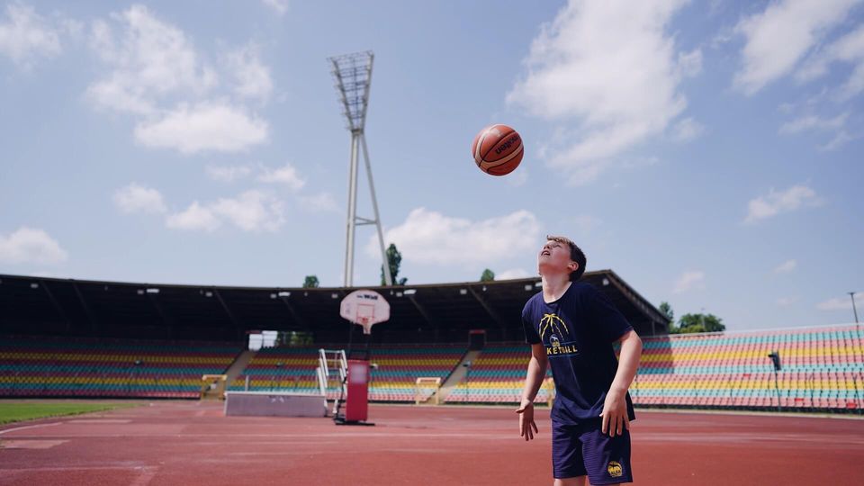 Geschicklichkeits-Challenge | Outdoor-Tutorials mit der Basketball Academy by kinder Joy of Moving