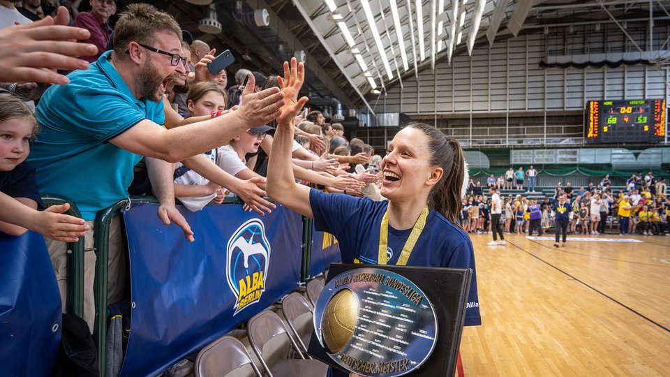 ALBA-Kapitänin weiter an Bord: Vertrag von Lena Gohlisch um ein Jahr verlängert 